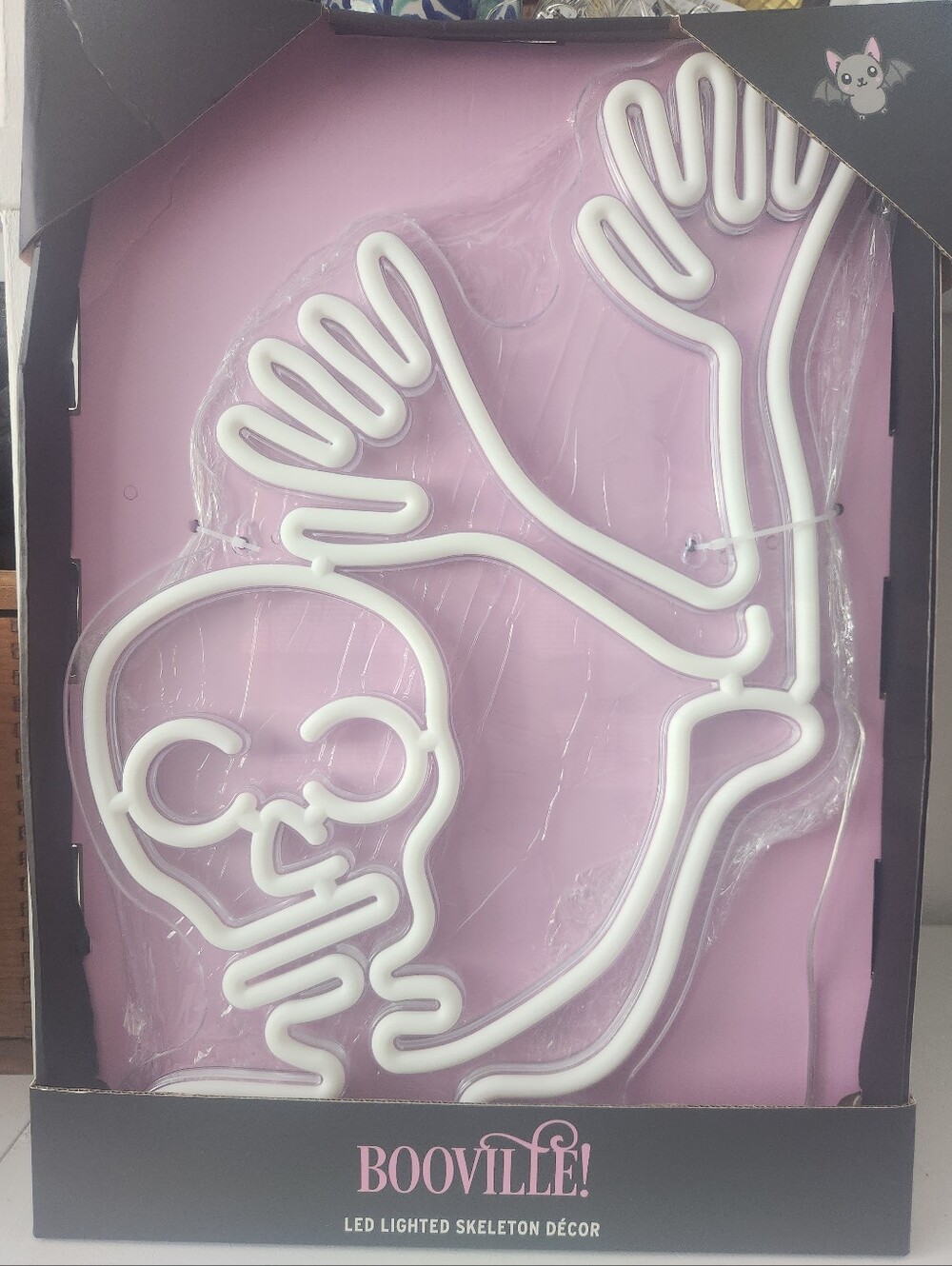 BOOVILLE LED Animated Lighted Waving Skeleton Décor - White Neon Skull
